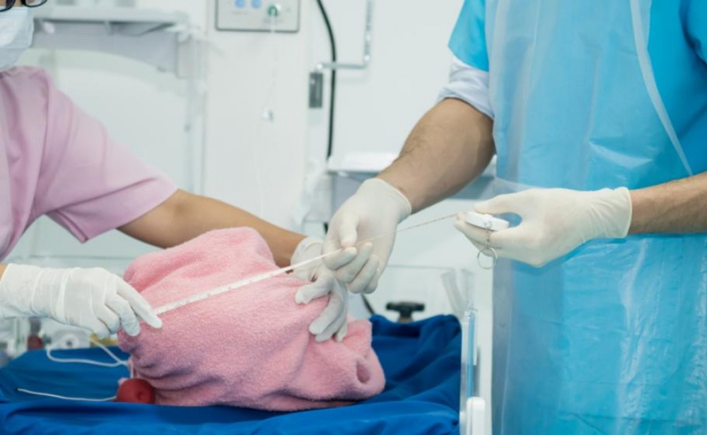 TERIFIANT // O asistentă medicală ar fi omorât mai mulți bebeluși. Femeia i-ar fi otrăvit cu insulină şi le-ar fi injectat aer în vene